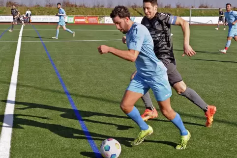 Sprintstark im Mittelfeld bei der Heimpartie des TuS Friedelsheim gegen die Gäste des SV Altdorf-Böbingen: Youssef Taouil (helle