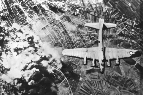 Amerikanische Bomber greifen im September 1944 Ludwigshafen an. 