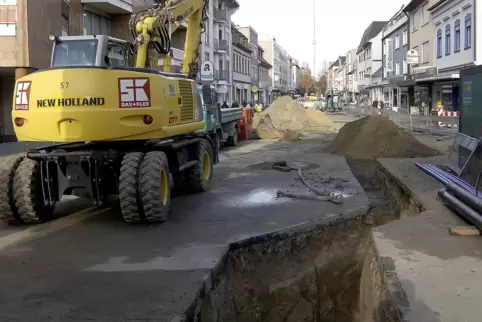 Tiefbauarbeiten: Wenn eine Straße aufgebrochen wird, fällt Aushub an, dessen Lagerung und Weiterverwendung geklärt werden muss. Tiefbauarbeiten: Wenn eine Straße aufgebrochen wird, fällt Aushub an, dessen Lagerung und Weiterverwendung geklärt werden muss.