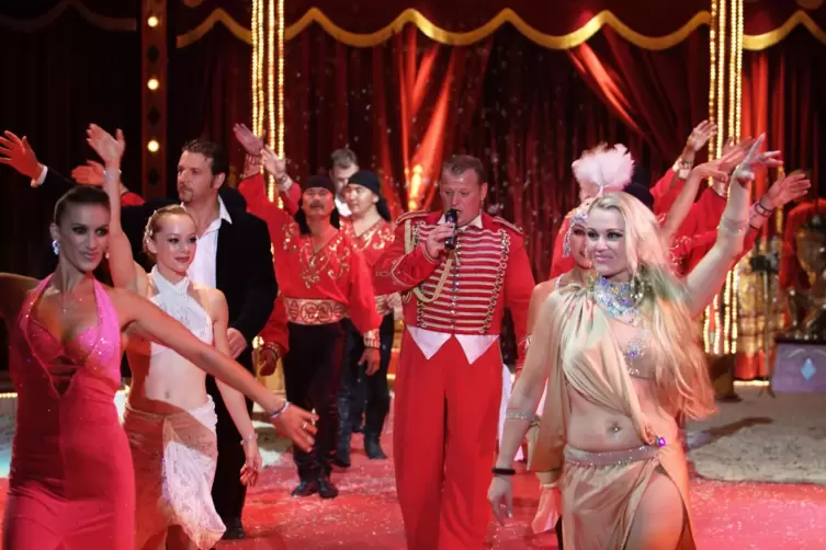 Mit Glanz und Gloria: Doch hinter einer Vorstellung des Circus Barelli steckt viel harte Arbeit. 