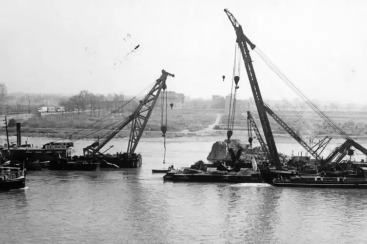 &Uuml;berreste der alten Rheinbr&uuml;cke werden geborgen.