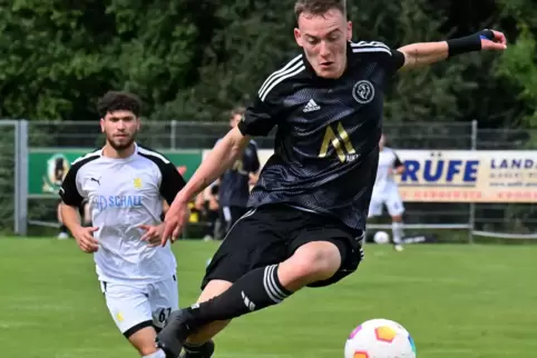 Das Hinspiel entschied Maikammer knapp mit 1:0 für sich (am Ball Jan Hellmann, TuS Maikammer)