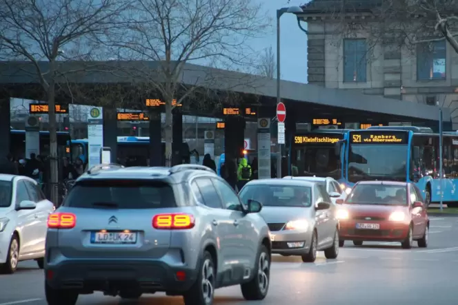 Pendler können derzeit nicht auf den Bustransfer von Landau (unser Bild) nach Karlsruhe setzen. Pendler können derzeit nicht auf den Bustransfer von Landau (unser Bild) nach Karlsruhe setzen.