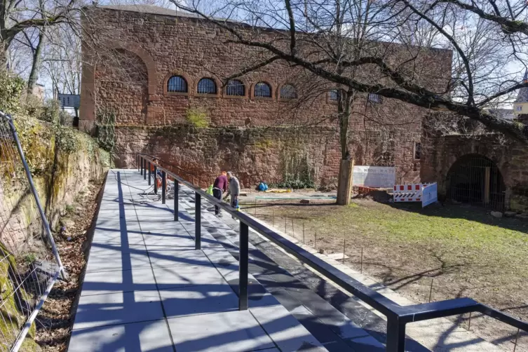 Der Serenadenhof nimmt Form an. Neue Stufen sind gesetzt. 