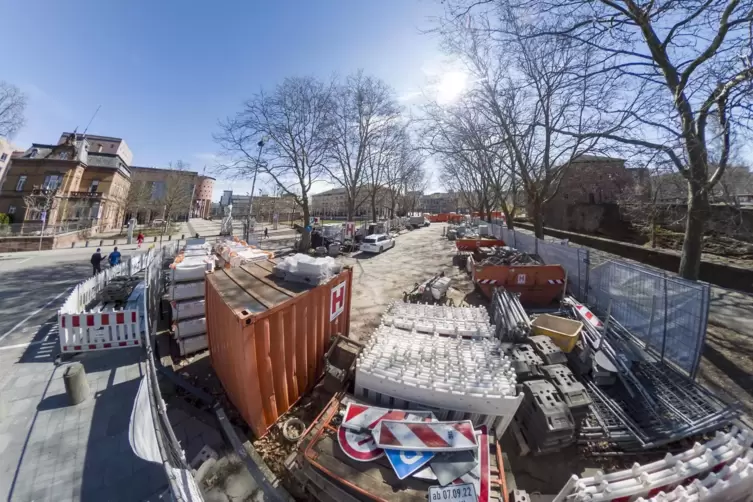 Der Parkplatz neben dem Casimirsschloss dient als Materiallager. Er soll einmal zur Gr&uuml;nfl&auml;che werden. 