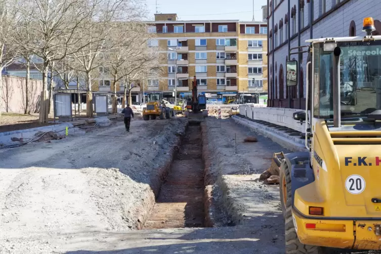 Der Graben f&uuml;r die neue Fernw&auml;rmeleitung ist vorbereitet. Die alten Leitungen bleiben im Boden, um die B&auml;ume am Rande der Pfalzt