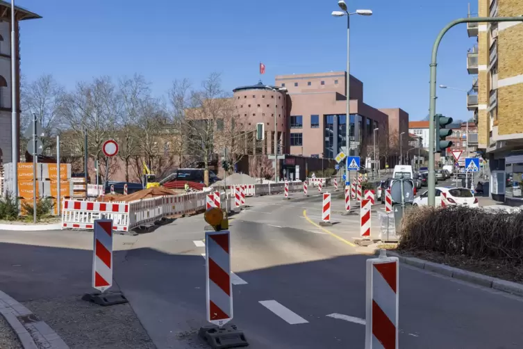 Solange der Knotenpunkt in der Martin-Luther-Stra&szlig;e/Spittelstra&szlig;e noch nicht erneuert ist, f&uuml;hrt weiter kein Weg durch die Burgs