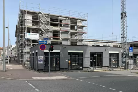 In diesem flachen Gebäude an der Ecke Höfelsgasse/Schloßstraße in Pirmasens wird der erste vollautomatische Einkaufsmarkt der Wa