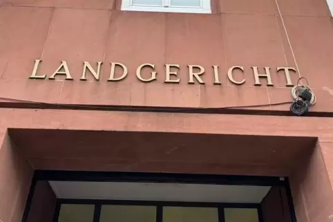 Der Angeklagte muss sich vor dem Landgericht Frankenthal wegen des Vorwurfs der Vergewaltigung verantworten. 