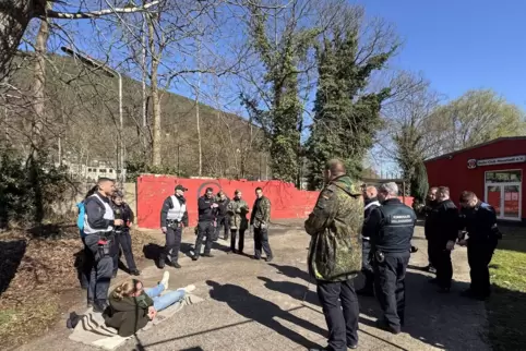 KVD und Polizei bei der Übung: Ziel war es, das Zusammenspiel beider Behörden zu verbessern. 