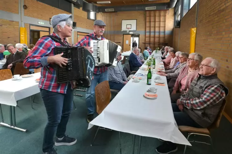 Die Pfälzer Batschkappe Ruth und Peter spielen Theo und Rita Kinscherff (vorne) ein Ständchen