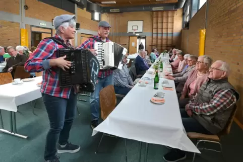 Die Pfälzer Batschkappe Ruth und Peter spielen Theo und Rita Kinscherff (vorne) ein Ständchen