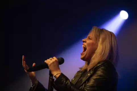Janine Meyer, die kraftvolle Frontfrau der Lämmer wirbelte singend über die Bühne und sorgte für die informativen Ansagen,