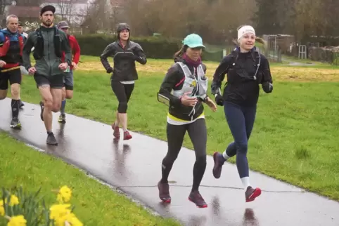 Auch das ist möglich beim Pfälzer Bergländertrail: Alina Schmitt (links) und Carolin Schwarz, beide aus Herschweiler-Pettersheim