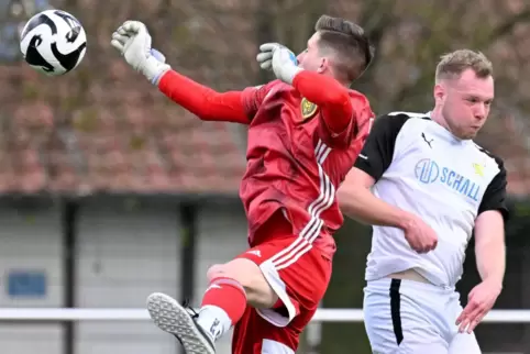  TuS-Keeper Marvin Michael Spindler (links) ist vor Neustadts Simon Hempel am Ball. 