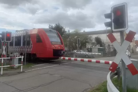 Bis zu den Osterferien soll der Bahnübergang in der Jahnstraße in Flomersheim voll gesperrt sein. 