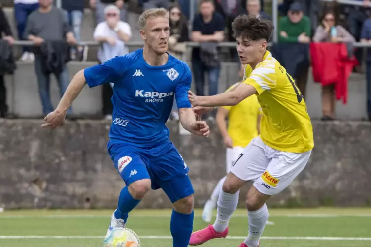 Der Sch&uuml;tze des 1:0 f&uuml;r Morlautern, Tim Ratkowski (rechts), und FKP-Defensivmann Mike Andreas. 