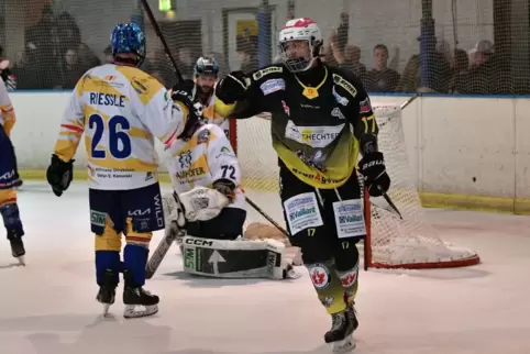 Nach 0:3-Rückstand gegen die Hügelsheimer „Baden Rhinos“ trifft Danil Bihn (rechts) am Sonntagabend in der Zweibrücker Eishalle Nach 0:3-Rückstand gegen die Hügelsheimer „Baden Rhinos“ trifft Danil Bihn (rechts) am Sonntagabend in der Zweibrücker Eishalle