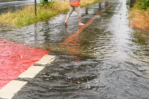 Nasse Straßen können für Verkehrsteilnehmer zum Verhängnis werden – vor allem wenn die Geschwindigkeit nicht stimmt. 