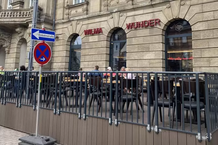 Schon genutzt: Freisitz vor Lokal &bdquo;Wilma Wunder&ldquo;.