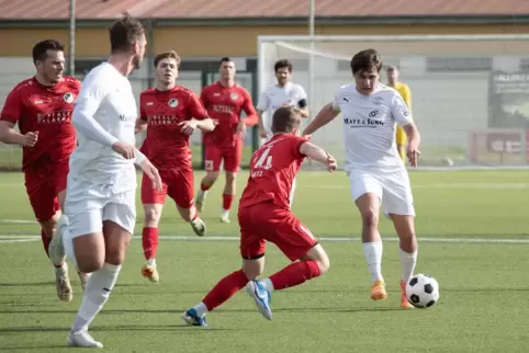 Rico Metz (in Rot) vom TuS Steinbach lauert auf den Ball von Luca Preuß. 