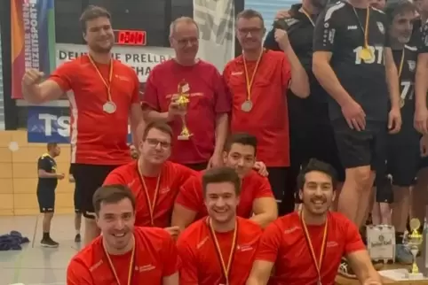 Jubel über DM-Silber: die TVR-Prellballer mit (hinten von links) Henrik Speer, Manfred Hettrich und Leo Hettrich sowie (Mitte vo Jubel über DM-Silber: die TVR-Prellballer mit (hinten von links) Henrik Speer, Manfred Hettrich und Leo Hettrich sowie (Mitte vo