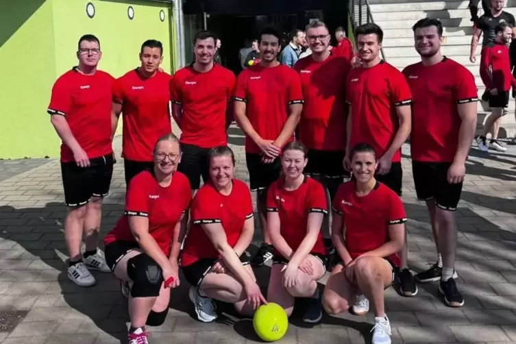 Die erfolgreichen Frauen und M&auml;nner des TV Rieschweiler bei der DM-Endrunde der Prellballer in Berlin mit (hinten von links) Dan