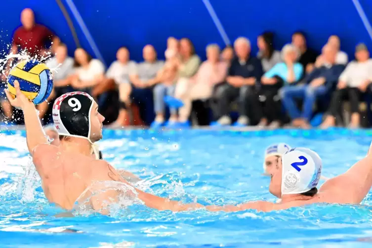 Ludwigshafens Joost Chrisstoffels (links) im Duell mit Matteo Ananias.