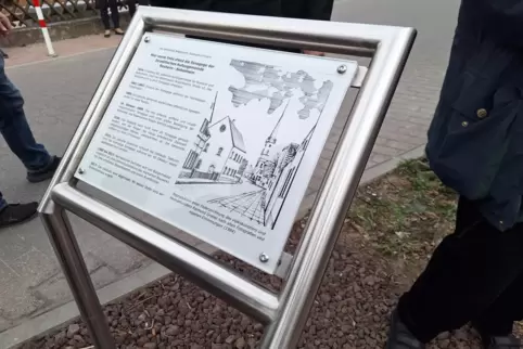 Wer sich für das frühere jüdische Leben in Roxheim interessiert, erhält auf dieser neuen Tafel Informationen. 