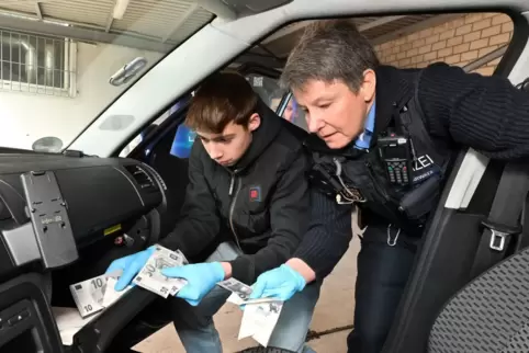 Spurensicherung unter Anleitung von Polizistin Marion Scharwatz: Justin Langlitz findet in einem Auto Drogen und Bargeld.
