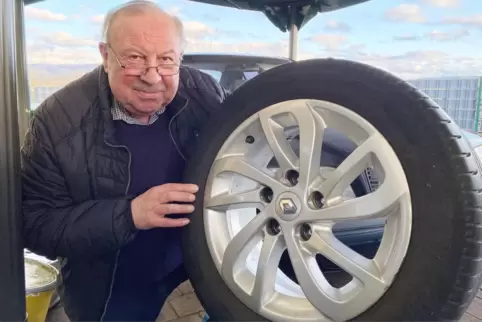 Wenn’s rund laufen soll, ist sein Rat gefragt: Horst Becker kennt sich mit Autoreifen bestens aus. 