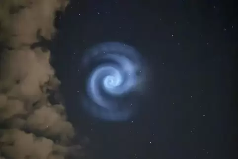 In der Nacht von Montag auf Dienstag war diese blaue Spirale am Pirmasenser Nachthimmel zu sehen. 