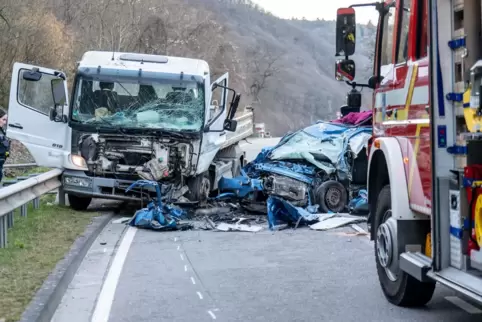 Aktuelles Beispiel mit schwerwiegenden Folgen: Bei einem Unfall auf der B9 in Weiler bei Bingen zwischen einem Auto und einem Lk