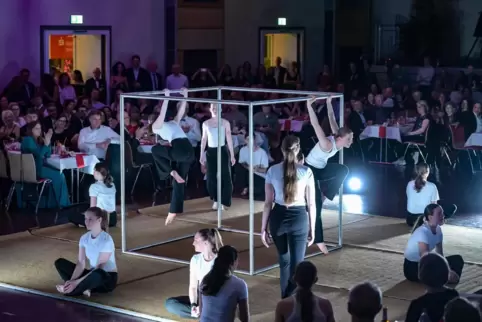 Showact beim Ball des Sports: Der Kinderzirkus Bellissima tritt auf.