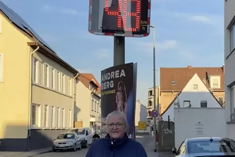 Es dauert nicht lange, bis ein Auto mit überhöhter Geschwindigkeit an der Messtafel vorbeifährt. Das ärgert die Anwohnerin Andre