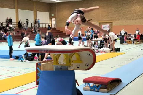 Alina Ginder von der VT Zweibrücken beim Sprung, einem der vier Geräte im Wettkampf.