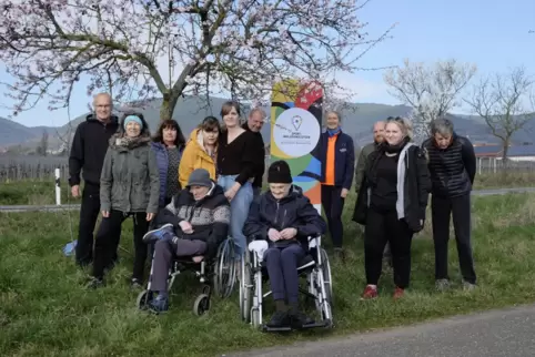 Der inklusive Bewegungstreff in Maikammer wird gut angenommen, rechts des Schilds Organisatorin Evi Weis.