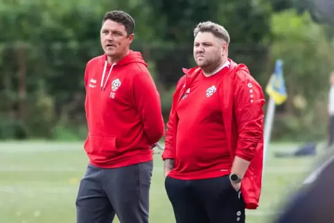 Sorgenvolle Blicke: Thomas Gomola (links) und Dennis Pfeiffer, die beiden Trainer des ASV Fußgönheim. 