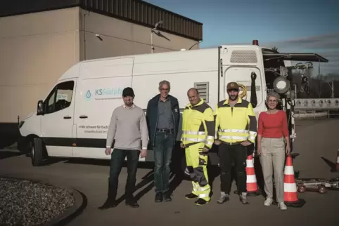 Vor dem neuen Hightech-Fahrzeug (von links): Erik Eitel (EWL), Karl Josef Baier (VG Werke Herxheim), Markus Moser, Ronny Siegel 