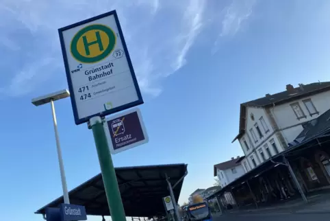 Der Busbahnhof in Grünstadt: Die Ersatzbusse im Abschnitt Deidesheim bis Freinsheim fahren einmal pro Stunde weiter bis dorthin.