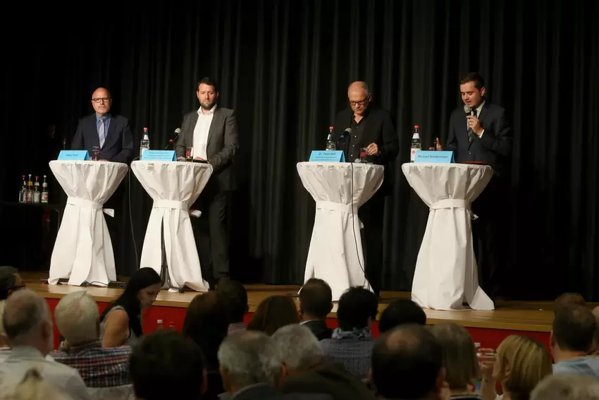 Vor der zweiten Amtszeit: Bei einer Podiumsdiskussion stellte sich Volker Poß seinem Herausforderer Michael Niedermeier, moderie