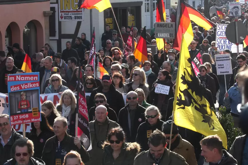 Rechts Demonstrationen ziehen im März 2018 durch die Innenstadt von Kandel und rufen linke Gegendemos hervor.