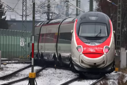 Die bisher letzte große Elektrifizierung in Bayern gab es bei der Strecke Geltendorf–Lindau. Hier fahren nun auch Schweizer „Ast