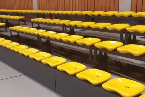 Am Dienstag wurde die „Sockelblende“ an der Tribüne der Ignaz-Roth-Halle angebracht. Am Dienstag wurde die „Sockelblende“ an der Tribüne der Ignaz-Roth-Halle angebracht.