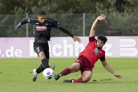 Teil der Arminia-Defensive: Nathaniel Esslinger (links) im Spiel beim 1. FC Kaiserslautern II.