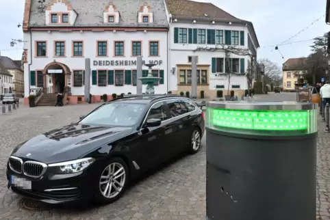 Leuchtet der Pfosten am Straßenrand grün, sind die Poller abgesenkt. Schaltet er auf rot, sind die Poller ausgefahren, dann ist 