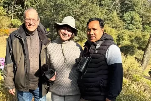 Annegret Grünewald-Barthlen und Gregor Barthlen mit Begleiter Shiri in Nepal. 