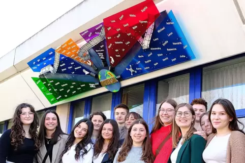 Passend zum Motto „Abiversal“ haben Schülerinnen und Schüler des Abiturjahrgangs ihr Fassaden-Projekt gestaltet. 