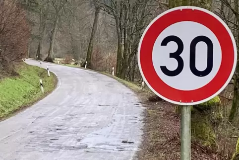 Um Fahrzeugschäden zu vermeiden, wurde in weiten Teilen der Strecke durchs Mühlental Tempo 30 angeordnet. Um Fahrzeugschäden zu vermeiden, wurde in weiten Teilen der Strecke durchs Mühlental Tempo 30 angeordnet.