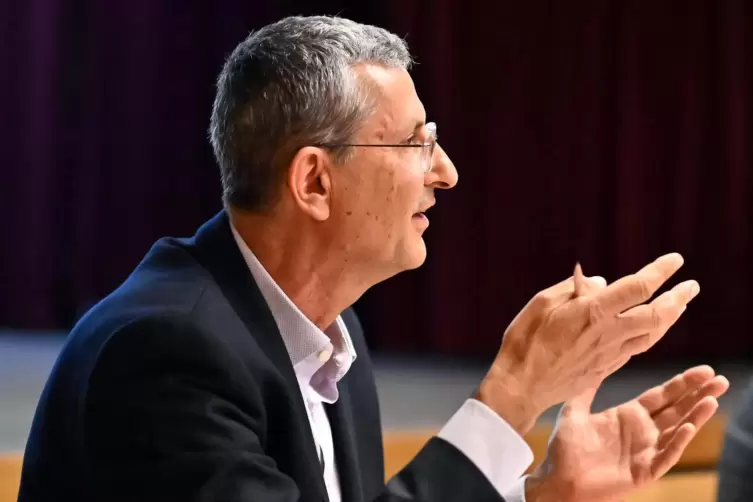 Macht sich für eine strenge Kostenkontrolle bei der Rathaussanierung und Digitalisierung stark: Herausforderer Helmut Großmann.